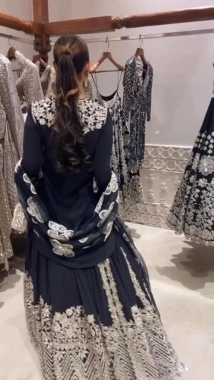 Komal Sodhi Instagram - Obsessed 🥰😍… love 
Wearing @abhinavmishra_ @abhinavmishrapersonal 
Makeup @makeupbydivya 
Earrings @suhana_art_and_jewels 

#share #like #like4like #viral
