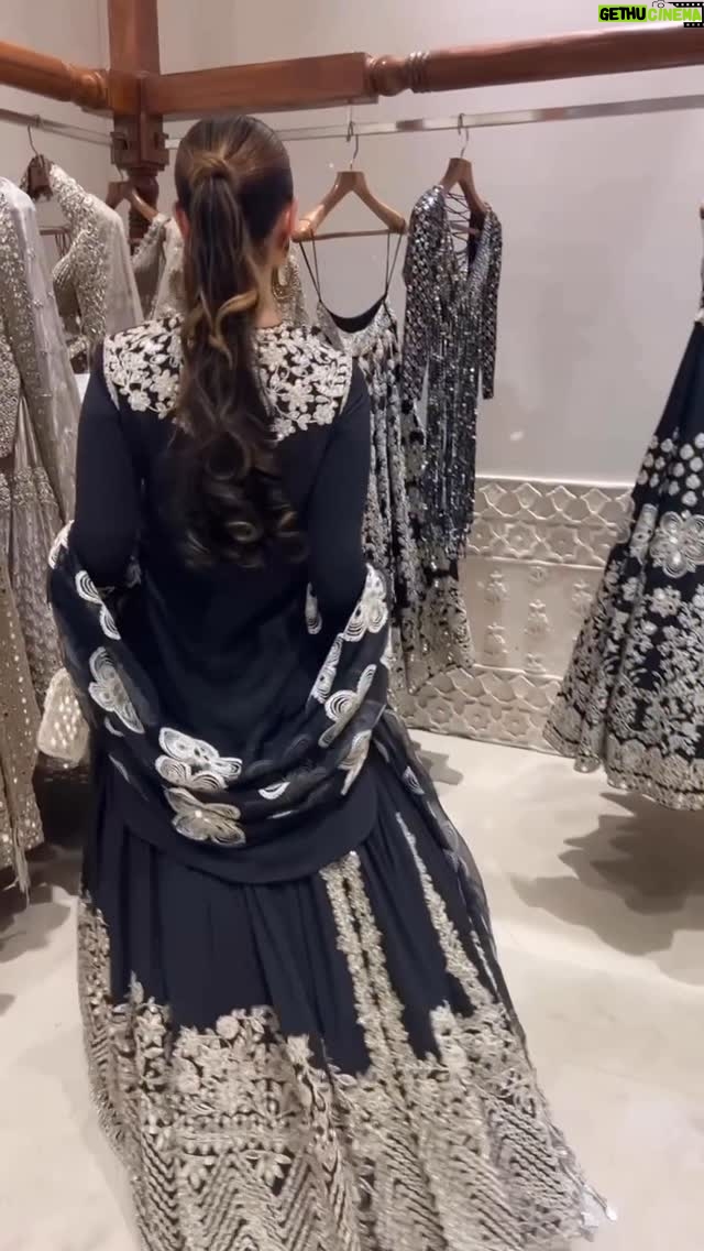 Komal Sodhi - 701 Likes - Obsessed 🥰😍… love 
Wearing @abhinavmishra_ @abhinavmishrapersonal 
Makeup @makeupbydivya 
Earrings @suhana_art_and_jewels 

#share #like #like4like #viral