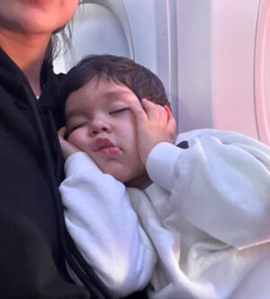 Korina Rivadeneira Instagram - Vienen siendo unos días súper especiales y todo por estos pequeñines que nos tienen enamorados, la relación entre primos es preciosa, sus juegos, sus chistes y conversaciones 😅 son todo!. Los amo.
Trabajo con @copaairlines desde hace poco y estoy súper feliz y ¡como no!. Me trajo hasta este viaje soñado con personas lindas y en República Dominicana 🇩🇴 más feliz imposible!.