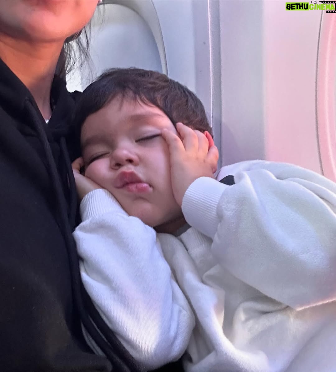 Korina Rivadeneira - 52.3K Likes - Vienen siendo unos días súper especiales y todo por estos pequeñines que nos tienen enamorados, la relación entre primos es preciosa, sus juegos, sus chistes y conversaciones 😅 son todo!. Los amo. 
Trabajo con @copaairlines desde hace poco y estoy súper feliz y ¡como no!. Me trajo hasta este viaje soñado con personas lindas y en República Dominicana 🇩🇴 más feliz imposible!.