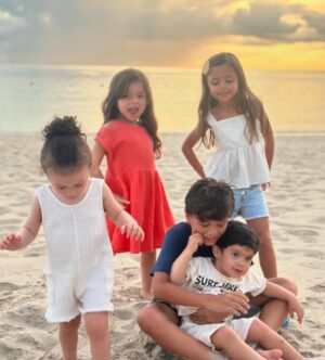 Korina Rivadeneira Instagram - Vienen siendo unos días súper especiales y todo por estos pequeñines que nos tienen enamorados, la relación entre primos es preciosa, sus juegos, sus chistes y conversaciones 😅 son todo!. Los amo.
Trabajo con @copaairlines desde hace poco y estoy súper feliz y ¡como no!. Me trajo hasta este viaje soñado con personas lindas y en República Dominicana 🇩🇴 más feliz imposible!.