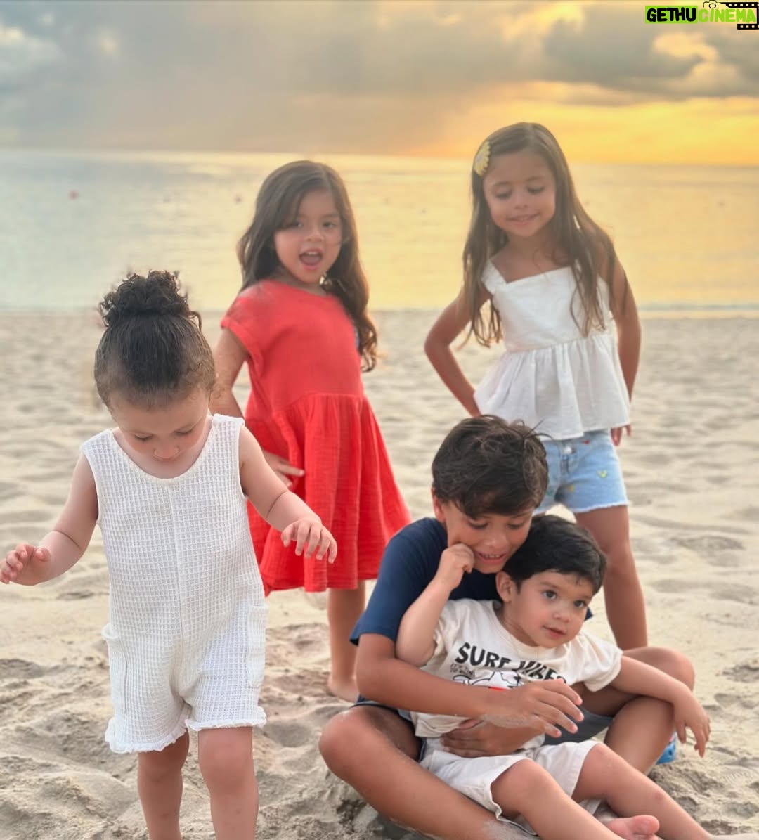 Korina Rivadeneira - 52.3K Likes - Vienen siendo unos días súper especiales y todo por estos pequeñines que nos tienen enamorados, la relación entre primos es preciosa, sus juegos, sus chistes y conversaciones 😅 son todo!. Los amo. 
Trabajo con @copaairlines desde hace poco y estoy súper feliz y ¡como no!. Me trajo hasta este viaje soñado con personas lindas y en República Dominicana 🇩🇴 más feliz imposible!.