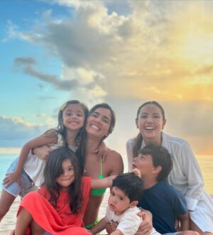 Korina Rivadeneira Instagram - Vienen siendo unos días súper especiales y todo por estos pequeñines que nos tienen enamorados, la relación entre primos es preciosa, sus juegos, sus chistes y conversaciones 😅 son todo!. Los amo.
Trabajo con @copaairlines desde hace poco y estoy súper feliz y ¡como no!. Me trajo hasta este viaje soñado con personas lindas y en República Dominicana 🇩🇴 más feliz imposible!.