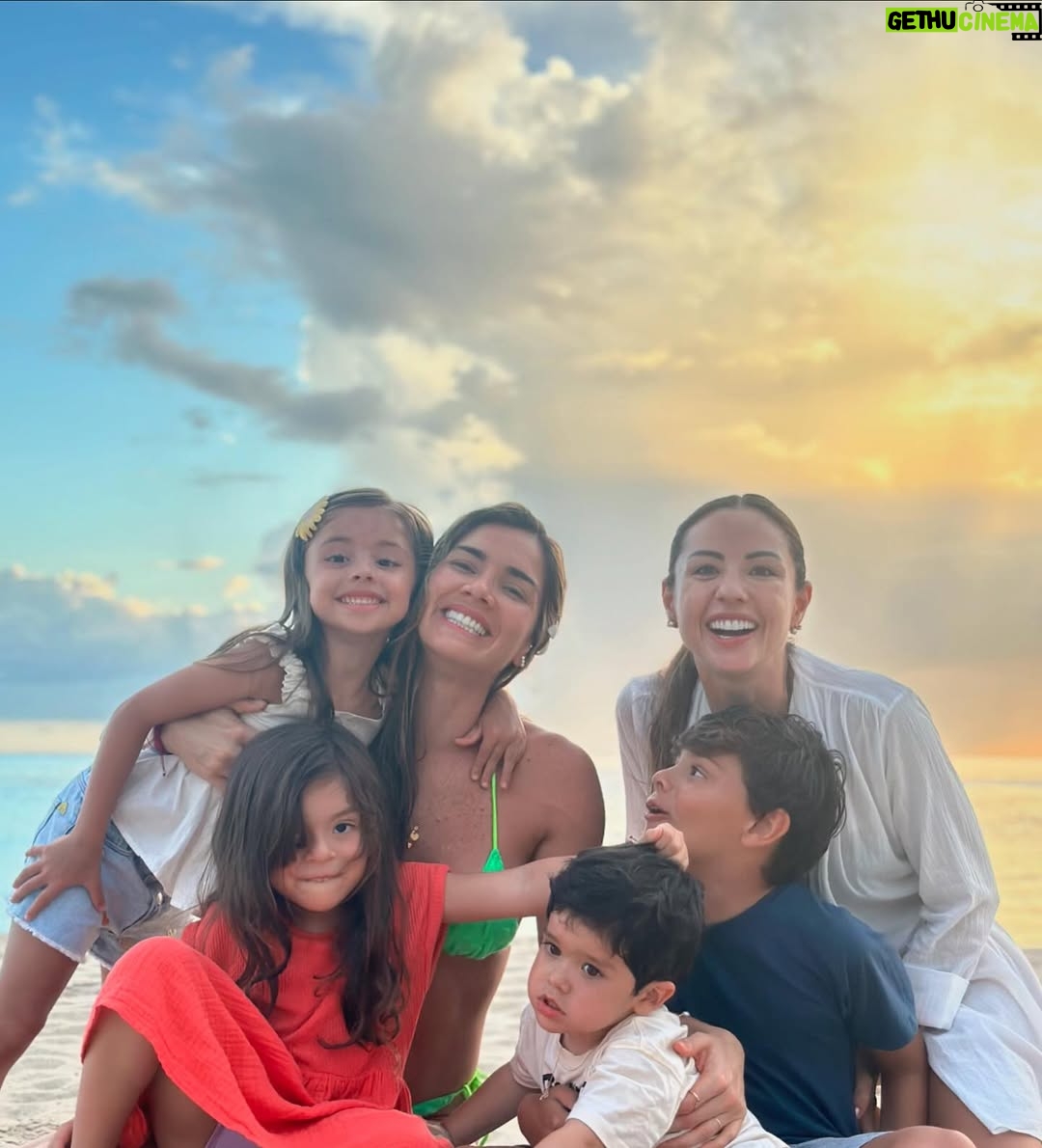 Korina Rivadeneira - 52.3K Likes - Vienen siendo unos días súper especiales y todo por estos pequeñines que nos tienen enamorados, la relación entre primos es preciosa, sus juegos, sus chistes y conversaciones 😅 son todo!. Los amo. 
Trabajo con @copaairlines desde hace poco y estoy súper feliz y ¡como no!. Me trajo hasta este viaje soñado con personas lindas y en República Dominicana 🇩🇴 más feliz imposible!.