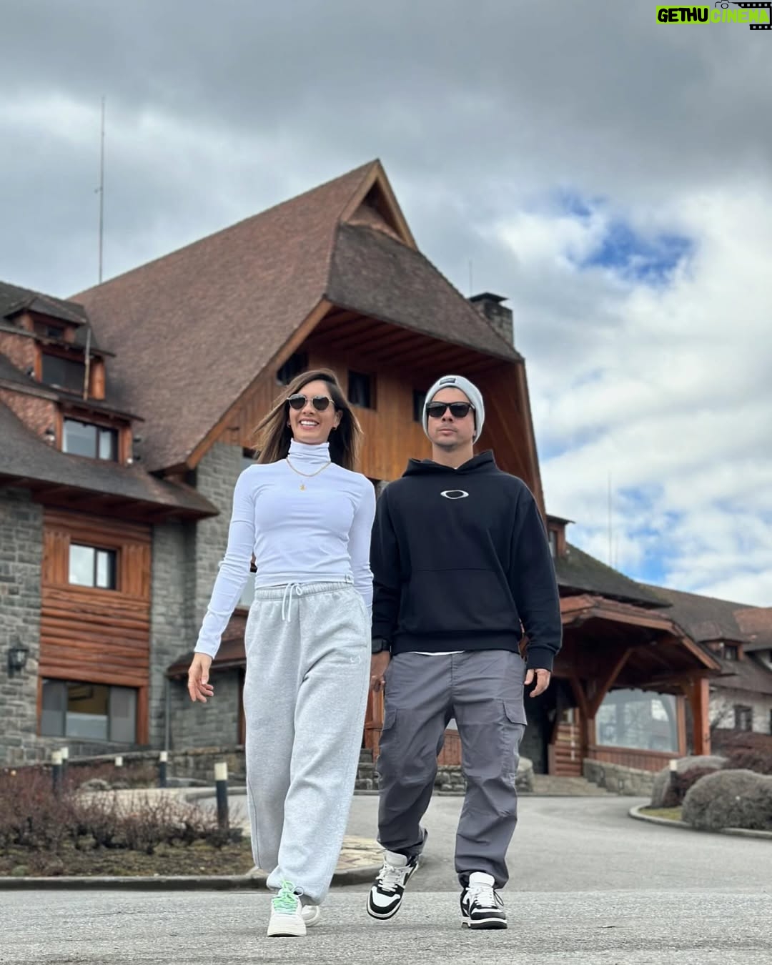 Korina Rivadeneira - 28.3K Likes - Un viaje soñado 🤍
Ya les he contado lo hermoso que ha sido este viaje. Enamorada de argentina 🇦🇷 en especial Bariloche. 
Enamorada del 🏂 a pesar de los golpes 😅
¡Viajen en pareja!,
Viajen mucho,
Conozcan lo que puedan. 
¡Que ganas de terminar d e conocer el Perú!. Tengo en la mira a oxapampa… mis lugares favoritos hasta ahora de Perú 🇵🇪 la selva (Tarapoto, chachapoyas), Máncora, Cusco, Arequipa.  Recomiéndenme lugares.