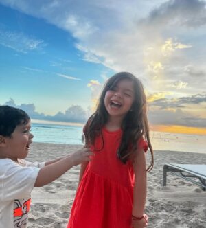 Korina Rivadeneira Instagram - Vienen siendo unos días súper especiales y todo por estos pequeñines que nos tienen enamorados, la relación entre primos es preciosa, sus juegos, sus chistes y conversaciones 😅 son todo!. Los amo.
Trabajo con @copaairlines desde hace poco y estoy súper feliz y ¡como no!. Me trajo hasta este viaje soñado con personas lindas y en República Dominicana 🇩🇴 más feliz imposible!.