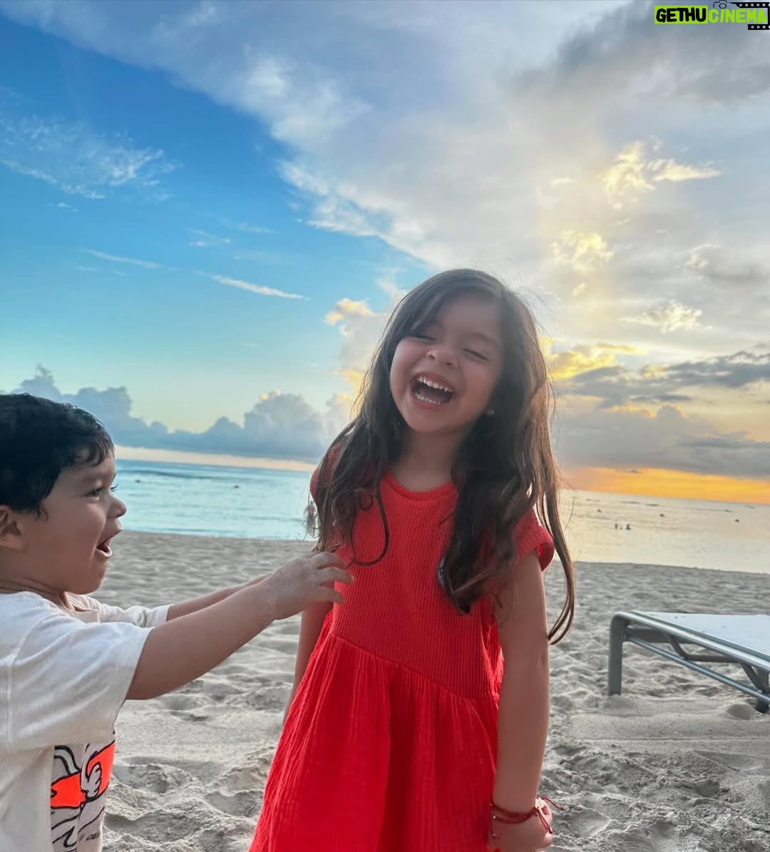 Korina Rivadeneira - 52.3K Likes - Vienen siendo unos días súper especiales y todo por estos pequeñines que nos tienen enamorados, la relación entre primos es preciosa, sus juegos, sus chistes y conversaciones 😅 son todo!. Los amo. 
Trabajo con @copaairlines desde hace poco y estoy súper feliz y ¡como no!. Me trajo hasta este viaje soñado con personas lindas y en República Dominicana 🇩🇴 más feliz imposible!.