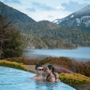 Korina Rivadeneira Instagram - Un viaje soñado 🤍
Ya les he contado lo hermoso que ha sido este viaje. Enamorada de argentina 🇦🇷 en especial Bariloche.
Enamorada del 🏂 a pesar de los golpes 😅
¡Viajen en pareja!,
Viajen mucho,
Conozcan lo que puedan.
¡Que ganas de terminar d e conocer el Perú!. Tengo en la mira a oxapampa… mis lugares favoritos hasta ahora de Perú 🇵🇪 la selva (Tarapoto, chachapoyas), Máncora, Cusco, Arequipa. Recomiéndenme lugares.