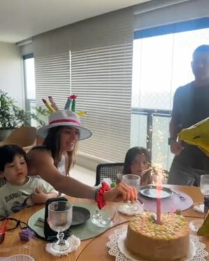 Korina Rivadeneira Instagram - No puedo creer que diga esto: no bailé y aún así fue de los mejores cumpleaños que he tenido. Que manera tan impresionante que tiene esta hermosa familia que me tocó de hacer que uno pase el mejor de los días. Gracias por estar conmigo, gracias por estos días, gracias a la gente que me escribió por aquí. LOS QUIERO ♥️
@ibvcruz y @karinahart30 siempre sorprendiéndonos y regalándonos momentos inolvidables.
@mariohart como siempre se lució con todo ♥️ siempre tan pendiente de mi y que esté pasando bomba.
Y la familia linda que me tocó gracias por estar y compartir felicidad conmigo PADRE @mario_hart_p
@lourdesthart @sabrinaharce @sergioferreyrosm @barbaraarce @ianhartley94 @milidelaguila ♥️