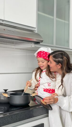 Korina Rivadeneira Instagram - Hoy cocinamos juntas 💕 Me encanta verla tan concentrada, ¡parece toda una chef! 😅 Para los que me pedían más recetas, les cuento que ahora con esta remodelación que hice en mi cocina voy a estar más inspirada que nunca✨
Aprovechen también la promoción de “Arma tu Set” de Sole para obtener hasta 15% de dcto y puedan renovar su cocina.
@sole.peru