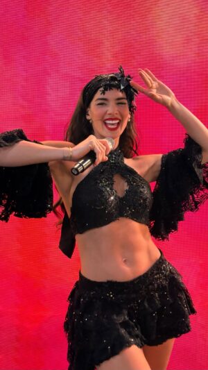 Korina Rivadeneira Instagram - PAPASITO 🥁🎺🌺🍹
Un agradecimiento especial a Jocelyn de @arthurmurraylimaperu súper bella, que me tuvo paciencia y me enseñó la coreo 🤭❤️ Es una trome! 💃
Y el vestuario lo hizo el capo de @alexsegura.oficial le quedó idéntico 😍
