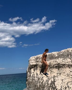 Korina Rivadeneira Instagram - Unas mías no publicadas antes de este viaje lindo 🍃 🌊
1. Casi me deja la lancha por hacer este intento de foto.
2. El de la lancha me regañó por sentarme ahí.
3. Justo después de esta foto empezaron los truenos y relámpagos nos agarró una lluvia heladisima.
4. Disfrutando mucho del aburrimiento al estilo chaplina.
5.Familia y más arriba mi cuello con alergia no se xq!.
6.Intento de foto instagrameable que nunca salió.
7. Quería acostarme en el mar para una foto sensual pero el frío era insoportable así que tarde buen rato antes de colmar la paciencia de @geralrol
8.Estaba aburrida pensando si gastaba 50 euros para usar el paddle
9.Admirando los abs que logre en ese viaje.
10.cuando me dejo llevar por un poco 🎸
11: si quieres más inéditos no publicados comenta con: 🐸🐸🐸🐸🐸 (este icono).