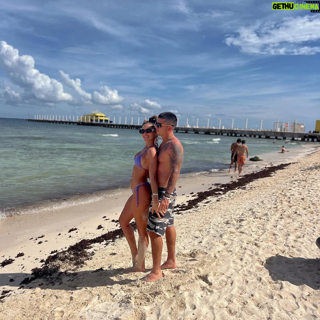 Korina Rivadeneira - 49.7K Likes - el sol por acá se siente como estar a un milímetro del fuego 🔥 bastó un día para achicharrarnos. Lit. 

P.D: las vacaciones de Mr Mariou nos cayeron como anillo al dedo.
.
.
DATO:
@viajesmagic es la agencia que nos organiza los viajes y nos consigue los mejores lugares\precios 🙌🏻📝