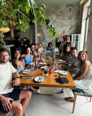 Korina Rivadeneira Instagram - No puedo creer que diga esto: no bailé y aún así fue de los mejores cumpleaños que he tenido. Que manera tan impresionante que tiene esta hermosa familia que me tocó de hacer que uno pase el mejor de los días. Gracias por estar conmigo, gracias por estos días, gracias a la gente que me escribió por aquí. LOS QUIERO ♥️
@ibvcruz y @karinahart30 siempre sorprendiéndonos y regalándonos momentos inolvidables.
@mariohart como siempre se lució con todo ♥️ siempre tan pendiente de mi y que esté pasando bomba.
Y la familia linda que me tocó gracias por estar y compartir felicidad conmigo PADRE @mario_hart_p
@lourdesthart @sabrinaharce @sergioferreyrosm @barbaraarce @ianhartley94 @milidelaguila ♥️