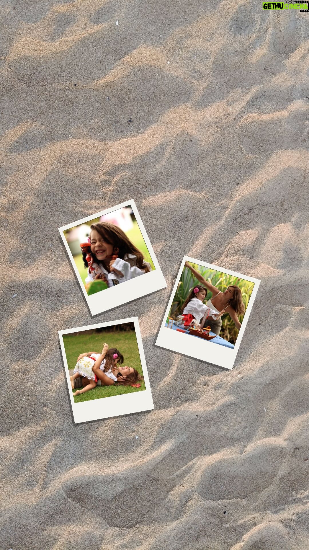 Korina Rivadeneira - 28K Likes - No sé si se han dado cuenta, pero a Lara le encanta actuar. Siempre se disfraza y pasa el día entero protagonizando un nuevo papel. Hoy decidió explorar el océano desde casa, siendo Moana 🌺☀️

Me dio tanta risa cuando dijo que Majita sería “el monstruo marino de la isla de Motunui” 🌴, y ahí estaba Majita, participando sin entender nada.

Definitivamente, cada rincón puede convertirse en una aventura si dejas volar tu imaginación 🌊✨

#Moana2 #Mattel #publicidad