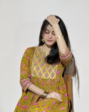 Krati Saini Instagram - तेरी वफ़ा का रंग सबसे सुर्ख है ..🫶🏻