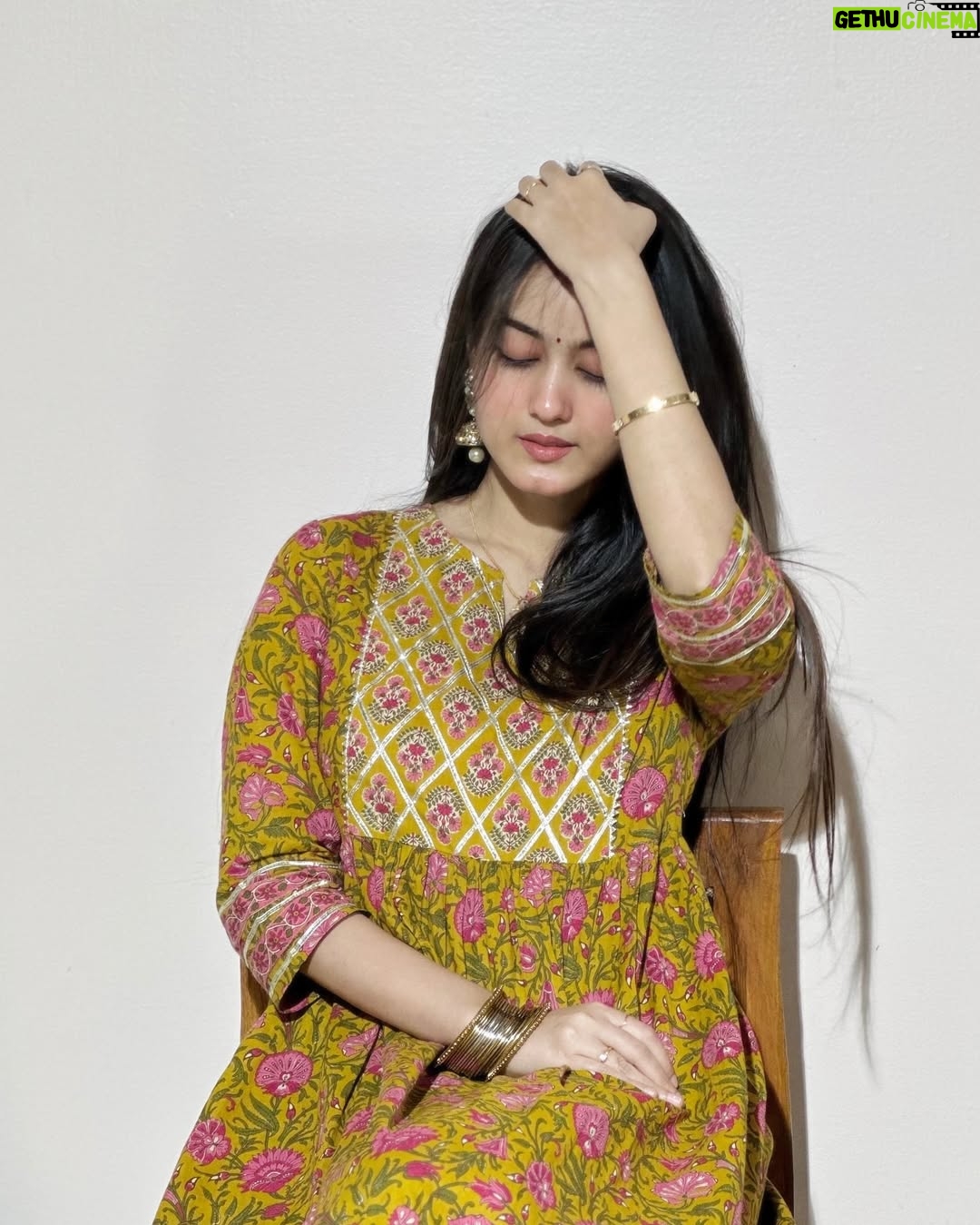 Krati Saini - 616.6K Likes - तेरी वफ़ा का रंग सबसे सुर्ख है ..🫶🏻