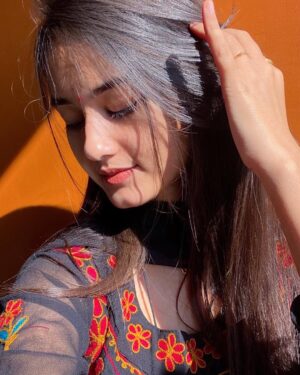 Krati Saini Instagram - रस्ता भी तू, मंज़िल भी तू🤍
.
.
.
.
#swipeleft #nofilter #sunkissed #ethnic #kratisaini