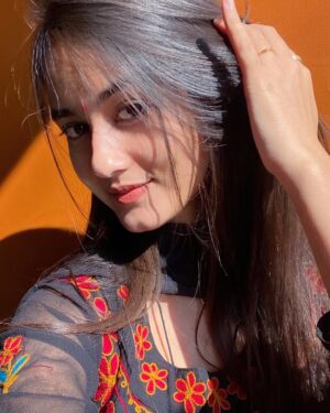 Krati Saini Instagram - रस्ता भी तू, मंज़िल भी तू🤍
.
.
.
.
#swipeleft #nofilter #sunkissed #ethnic #kratisaini