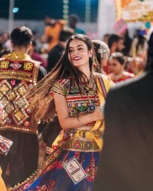 Krati Saini Instagram - Spinning, twirling, and dancing to the Garba beats.🧡✨
.
.
Pc: @_a_boy_with_a_camera_