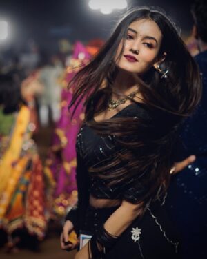 Krati Saini Instagram - Sometimes I forget I’m the main character!😉🖤✨
Pc: @bunty__photography
.
.
.
.
#random #navratri #navratri2022 #abhivyakti #abhivyaktigarba #abhivyakti2022 #kratisaini