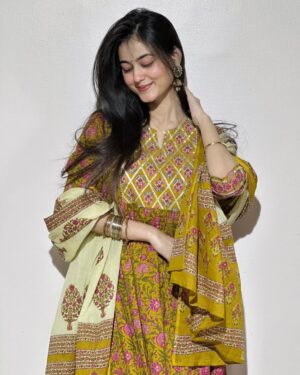 Krati Saini Instagram - तेरी वफ़ा का रंग सबसे सुर्ख है ..🫶🏻