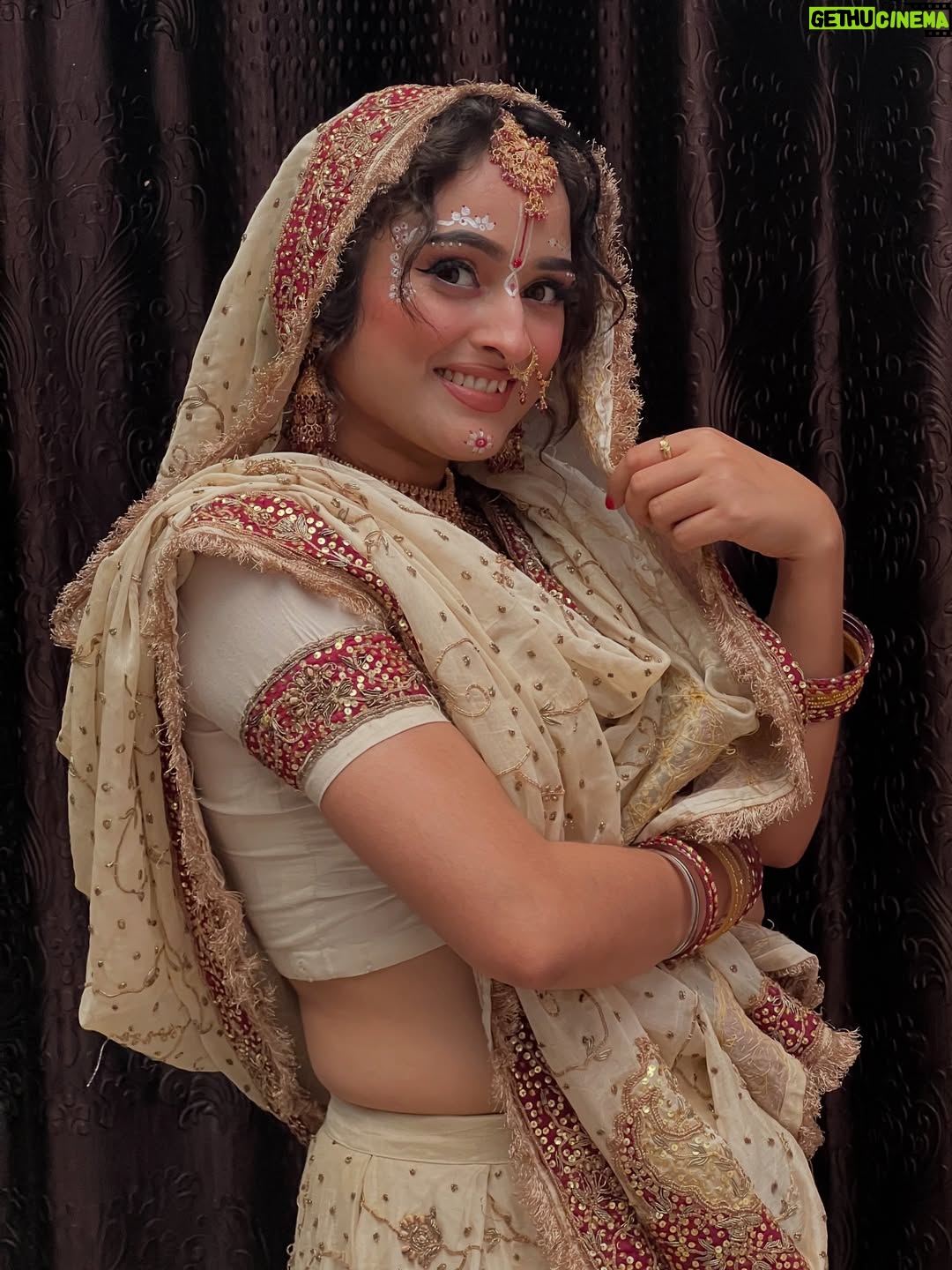 Kratika Agarwal - 40.6K Likes - Kaisa lga comment karke btana ❤️
2 years ago my sister gave me this Radha Rani look which is still very beautiful for me...credit goes to @sundrmbyharshita