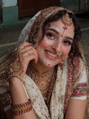 Kratika Agarwal Instagram - Kaisa lga comment karke btana ❤️
2 years ago my sister gave me this Radha Rani look which is still very beautiful for me...credit goes to @sundrmbyharshita