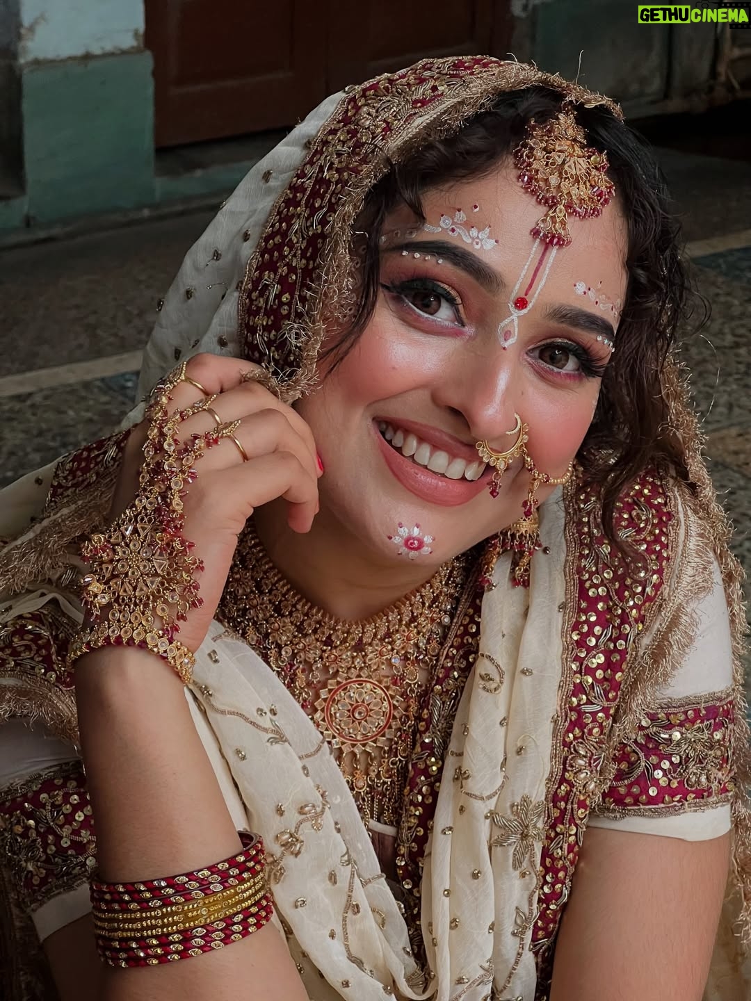 Kratika Agarwal - 40.6K Likes - Kaisa lga comment karke btana ❤️
2 years ago my sister gave me this Radha Rani look which is still very beautiful for me...credit goes to @sundrmbyharshita