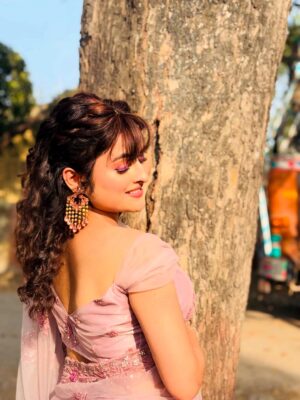 Kratika Agarwal Instagram - Ye song ke lie I think yee saree okay hai comment karke btana ❤️