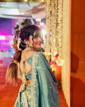 Kratika Agarwal Instagram - Howz d new look Yogiess 😍
It was a wonderful weeding #surat @savjidholakia 
I love to wear lehga choli ❤️
Some pictures is left next week upload kruge Okh 😇
Makeup by- @sundrmbydarshita