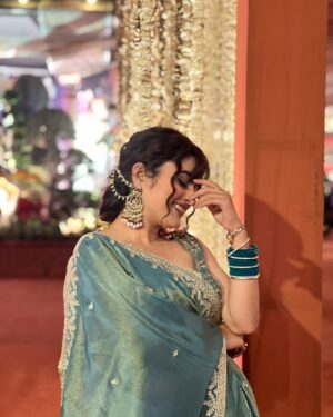 Kratika Agarwal Instagram - Howz d new look Yogiess 😍
It was a wonderful weeding #surat @savjidholakia 
I love to wear lehga choli ❤️
Some pictures is left next week upload kruge Okh 😇
Makeup by- @sundrmbydarshita