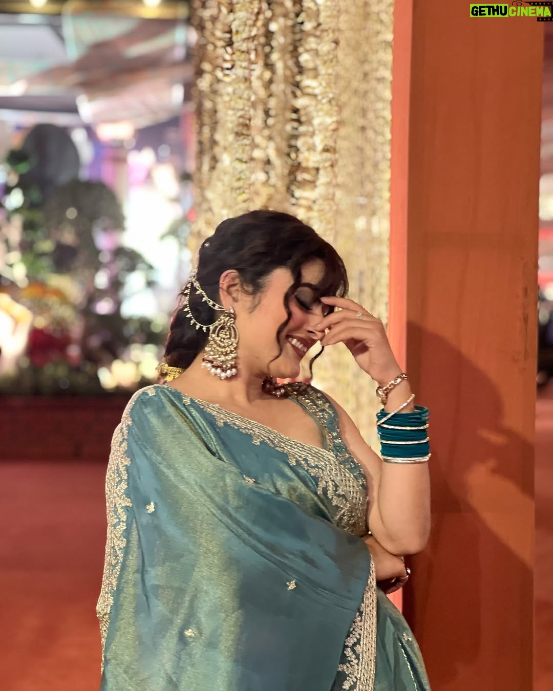 Kratika Agarwal - 30K Likes - Howz d new look Yogiess 😍
It was a wonderful weeding #surat @savjidholakia 
I love to wear lehga choli ❤️
Some pictures is left next week upload kruge Okh 😇
Makeup by- @sundrmbydarshita