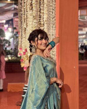 Kratika Agarwal Instagram - Howz d new look Yogiess 😍
It was a wonderful weeding #surat @savjidholakia 
I love to wear lehga choli ❤️
Some pictures is left next week upload kruge Okh 😇
Makeup by- @sundrmbydarshita