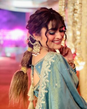 Kratika Agarwal Instagram - Howz d new look Yogiess 😍
It was a wonderful weeding #surat @savjidholakia 
I love to wear lehga choli ❤️
Some pictures is left next week upload kruge Okh 😇
Makeup by- @sundrmbydarshita