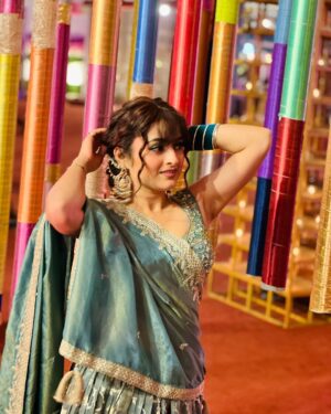 Kratika Agarwal Instagram - Howz d new look Yogiess 😍
It was a wonderful weeding #surat @savjidholakia 
I love to wear lehga choli ❤️
Some pictures is left next week upload kruge Okh 😇
Makeup by- @sundrmbydarshita
