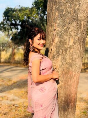 Kratika Agarwal Instagram - Ye song ke lie I think yee saree okay hai comment karke btana ❤️