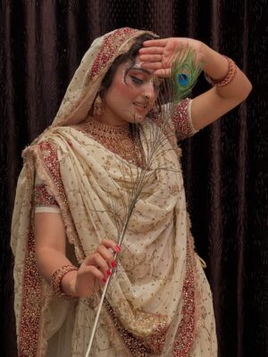 Kratika Agarwal Instagram - Kaisa lga comment karke btana ❤️
2 years ago my sister gave me this Radha Rani look which is still very beautiful for me...credit goes to @sundrmbyharshita