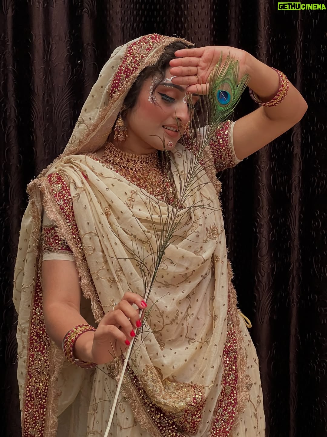 Kratika Agarwal - 40.6K Likes - Kaisa lga comment karke btana ❤️
2 years ago my sister gave me this Radha Rani look which is still very beautiful for me...credit goes to @sundrmbyharshita