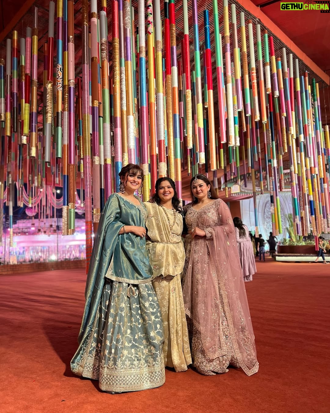 Kratika Agarwal - 30K Likes - Howz d new look Yogiess 😍
It was a wonderful weeding #surat @savjidholakia 
I love to wear lehga choli ❤️
Some pictures is left next week upload kruge Okh 😇
Makeup by- @sundrmbydarshita