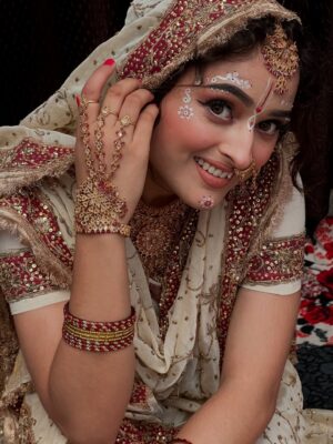 Kratika Agarwal Instagram - Kaisa lga comment karke btana ❤️
2 years ago my sister gave me this Radha Rani look which is still very beautiful for me...credit goes to @sundrmbyharshita