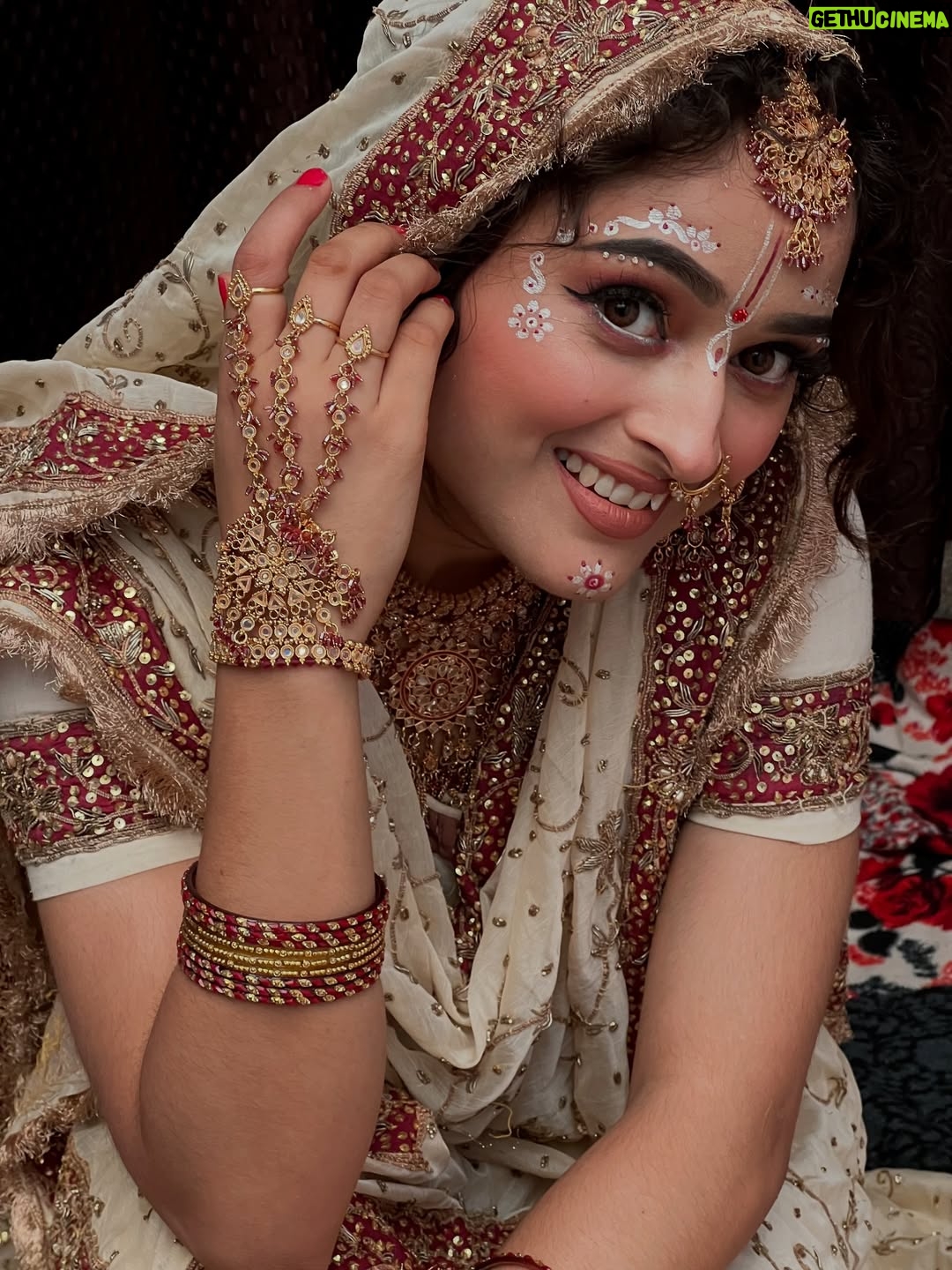 Kratika Agarwal - 40.6K Likes - Kaisa lga comment karke btana ❤️
2 years ago my sister gave me this Radha Rani look which is still very beautiful for me...credit goes to @sundrmbyharshita