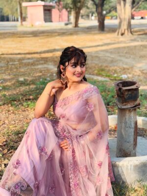 Kratika Agarwal Instagram - Ye song ke lie I think yee saree okay hai comment karke btana ❤️