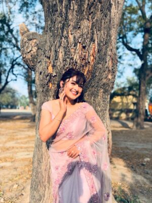 Kratika Agarwal Instagram - Ye song ke lie I think yee saree okay hai comment karke btana ❤️