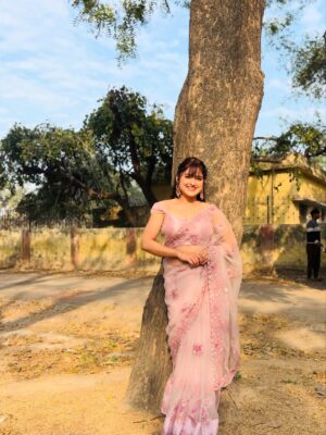 Kratika Agarwal Instagram - Ye song ke lie I think yee saree okay hai comment karke btana ❤️