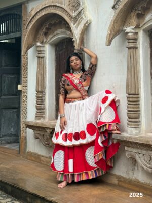 Kresnaa Instagram - #tbt to my most favourite festival of all❤️✨
deets:
1st slide ~
wearing: @vananiwardrobe
accessories: @studiogulabiindia
hmu: @allureandbeardstudio
2nd slide ~
wearing: @bhavitas.designerstudio
accessories: @bhavitas.designerstudio
hmu: @allureandbeardstudio
#navratrivibes #navratri2025