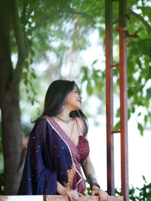 Kresnaa Instagram - this fit deserved a special post!💞

wearing: @_vulcal_ 
captured by: @clicksbyhardik 

[Navratri 2025, uway, united way, chaniya choli, Navratri eve, garba, hair , makeup]

#navratri #explore #chaniyacholi #uway #unitedway #eve