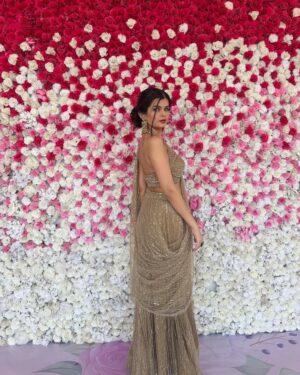 Krutika Ojha Instagram - desi wala touch 🦢🪞✨
.
.
.
.
.
#krutikaplays #s8ul #indianwedding #traditional #indianattire #saree #wedding #fyp #explorepage
