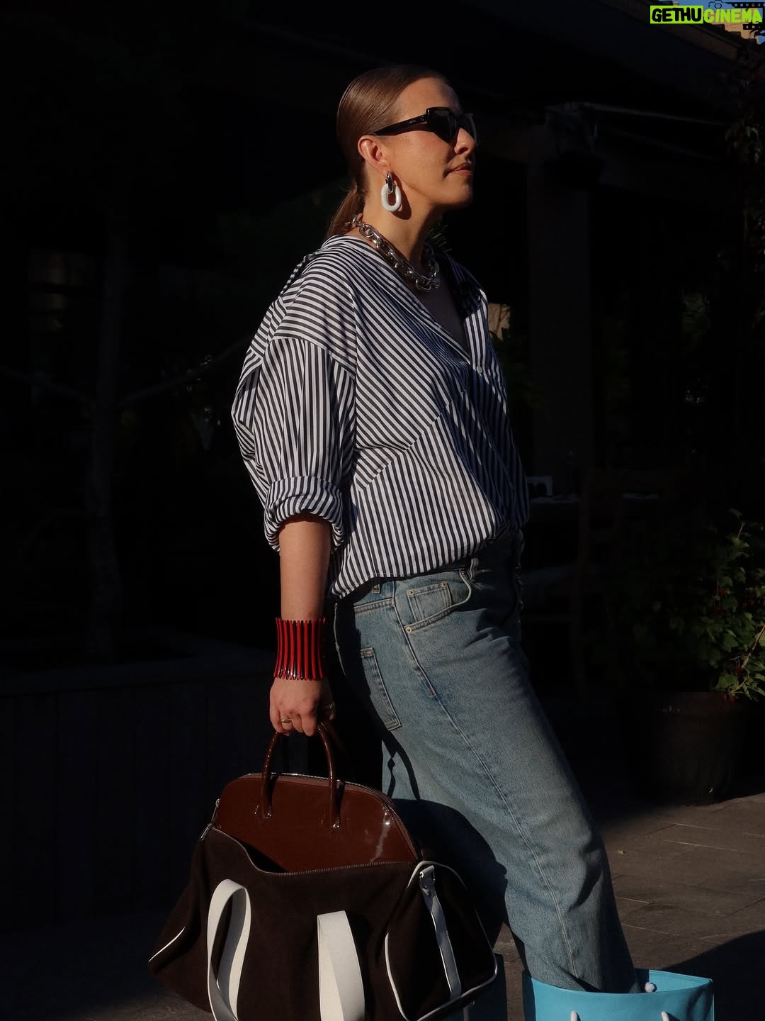Ksenia Sobchak - 56.7K Likes - Кошка в Сапогах 🐈‍⬛
Как вам?

На мне; 
Джинсы @loewe 
Сапоги @abra_now 
Рубашка @balenciaga 
Очки @celine
Сумка @allinstudio
