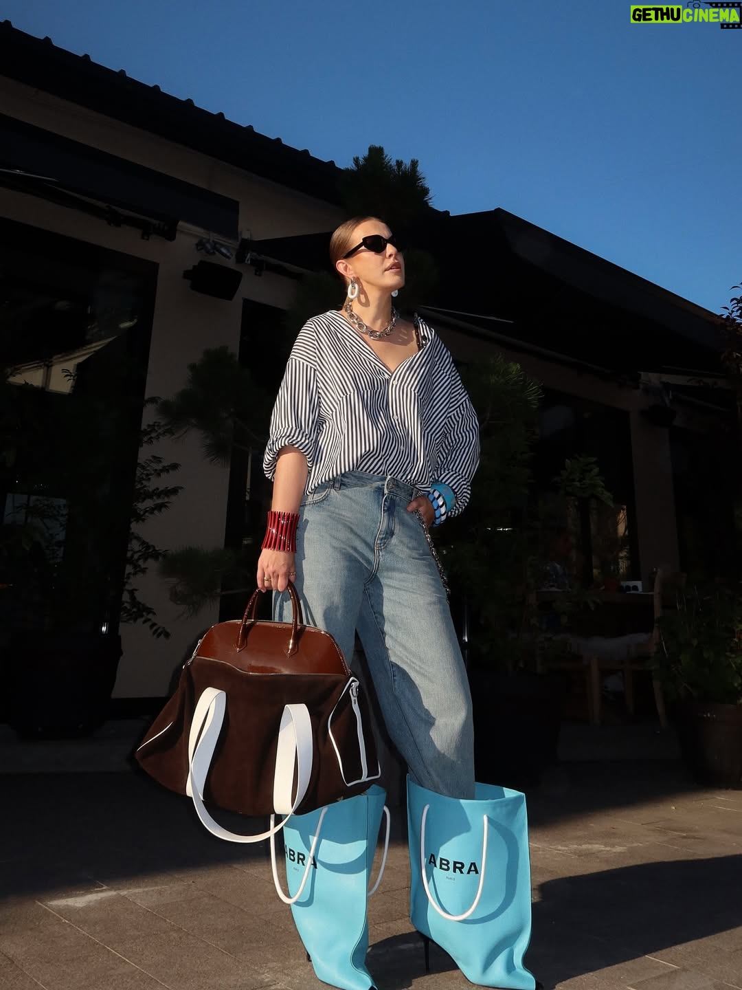 Ksenia Sobchak - 56.7K Likes - Кошка в Сапогах 🐈‍⬛
Как вам?

На мне; 
Джинсы @loewe 
Сапоги @abra_now 
Рубашка @balenciaga 
Очки @celine
Сумка @allinstudio
